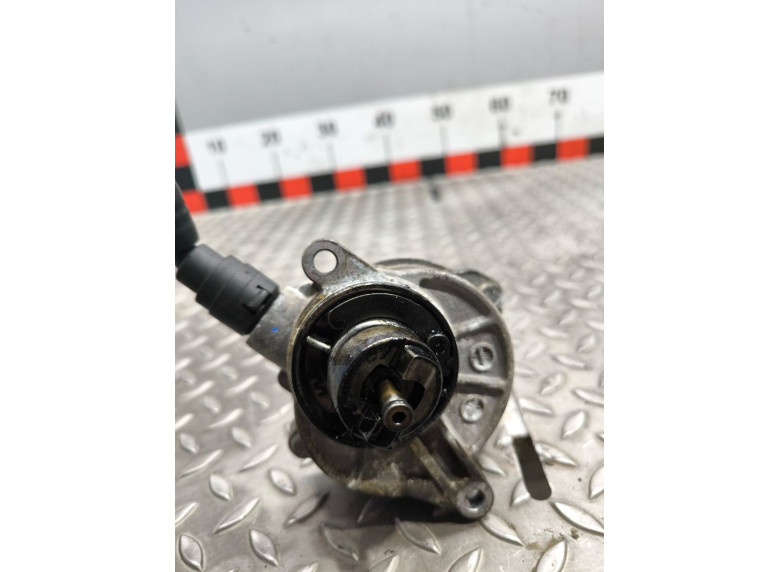 Насос вакуумный к Mercedes C W203, 2004г.