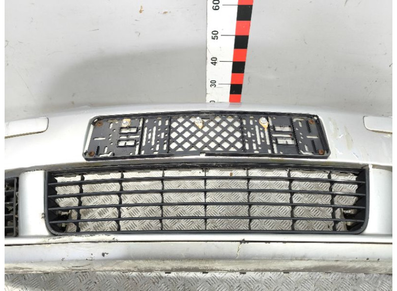 Заглушка (решетка) в бампер передний к Volkswagen Golf, 2005г.