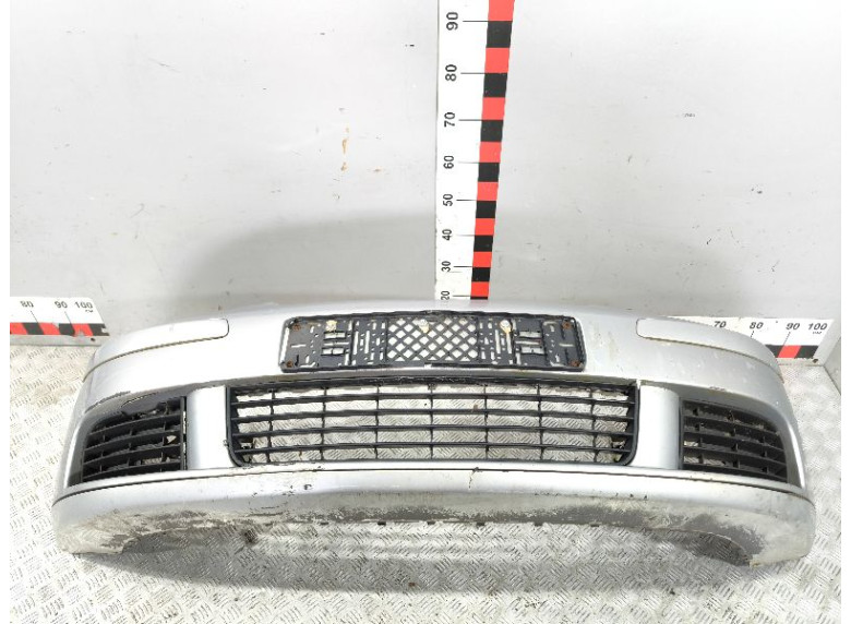 Заглушка (решетка) в бампер передний к Volkswagen Golf, 2005г.