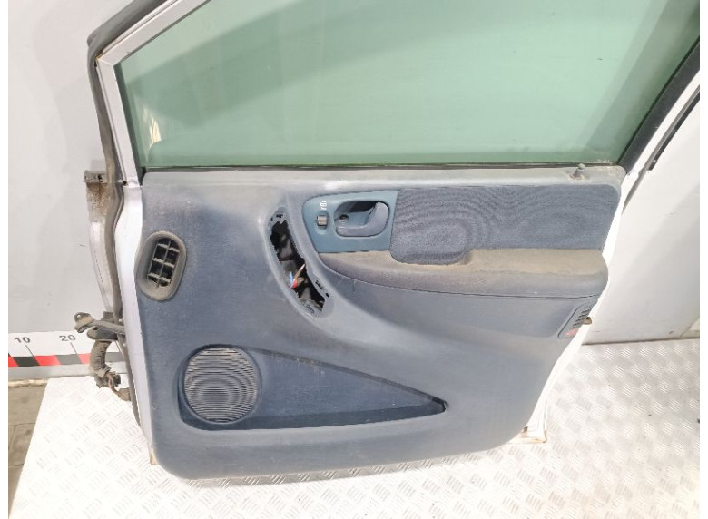 Обшивка двери передней правой (дверная карта) к Chrysler Voyager, 2002г.