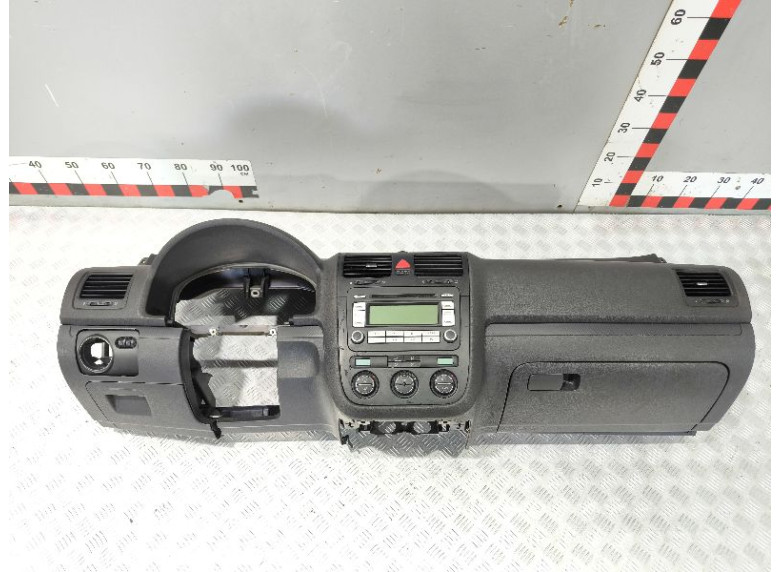 Панель передняя салона (торпедо) к Volkswagen Golf, 2005г.