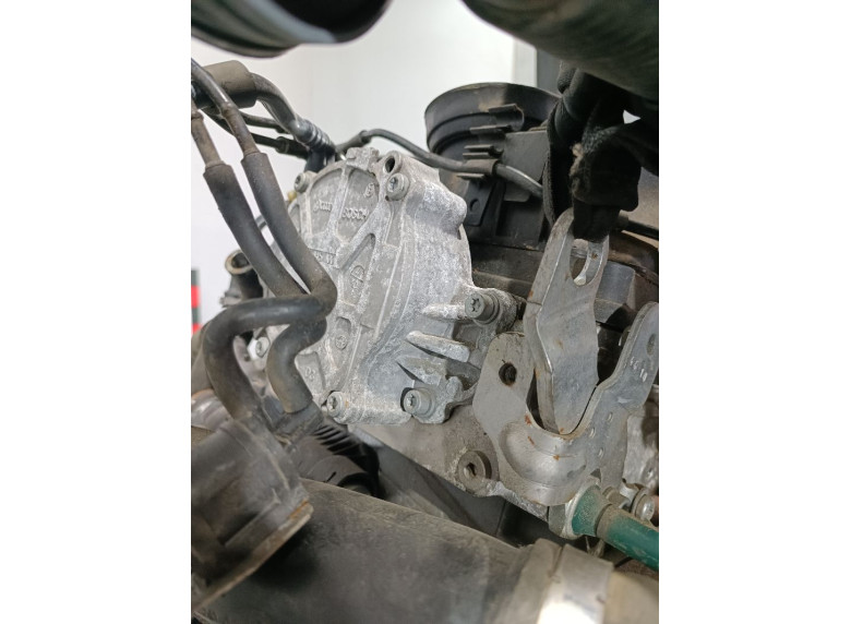 Насос вакуумный к Volkswagen Passat, 2010г.