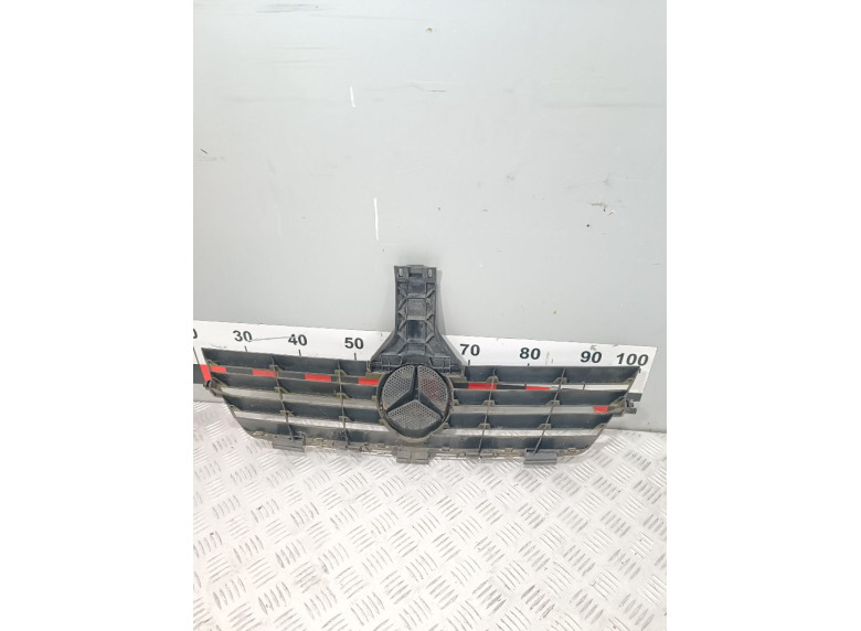 Решетка радиатора к Mercedes C W203, 2004г.