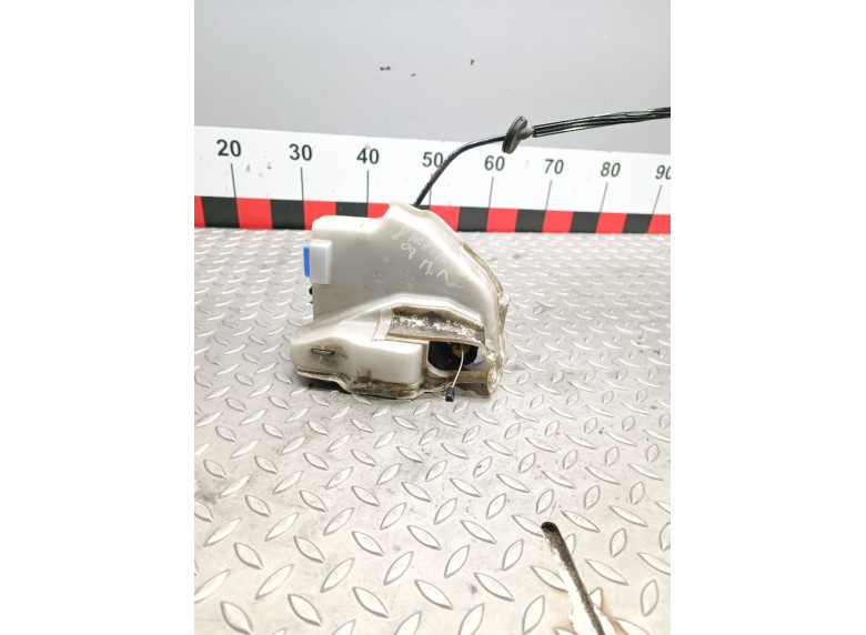 Замок двери передней левой к Volkswagen Jetta, 2008г.