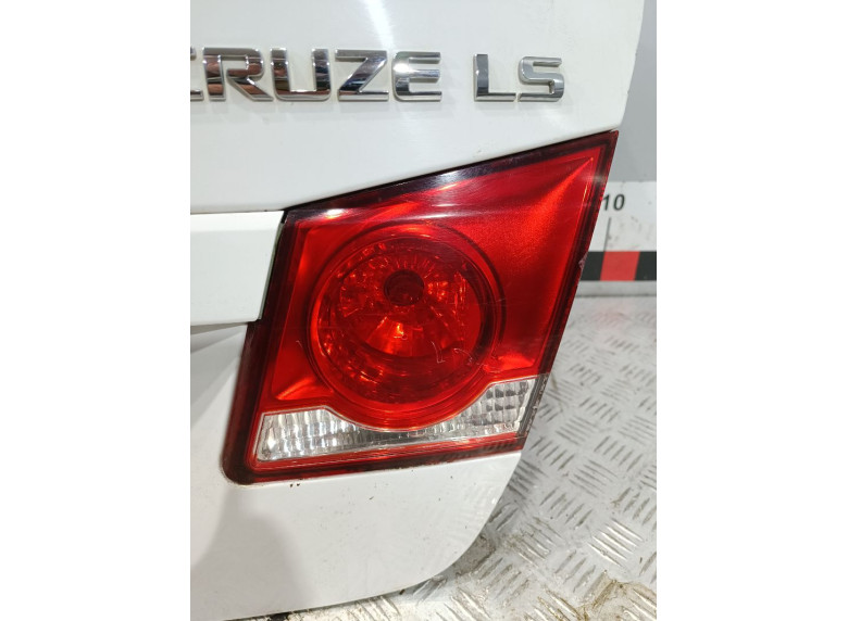 Фонарь крышки багажника правый к Chevrolet Cruze, 2010г.