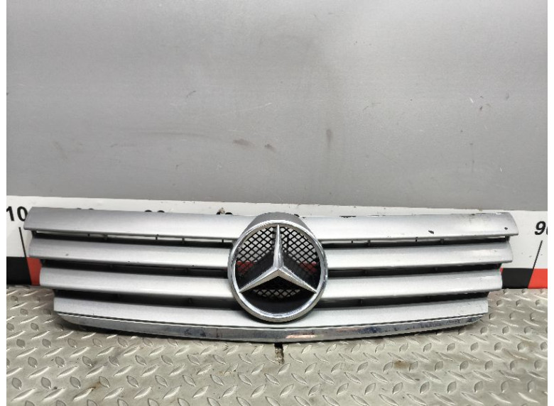 Решетка радиатора к Mercedes C W203, 2005г.