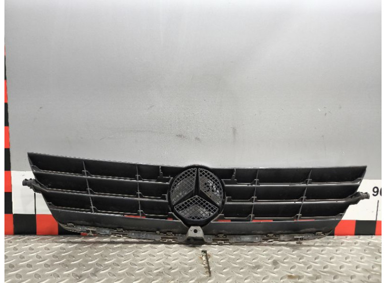 Решетка радиатора к Mercedes C W203, 2005г.