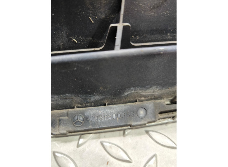 Решетка радиатора к Mercedes C W203, 2005г.