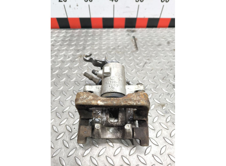 Суппорт задний левый к Volkswagen Golf, 2006г.