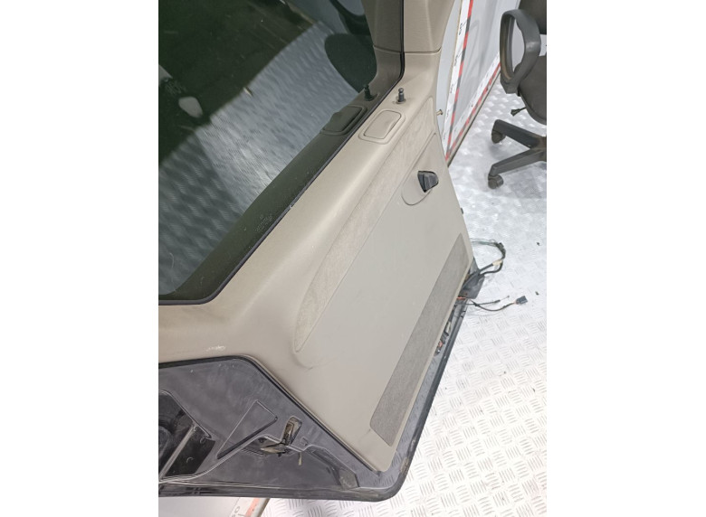 Обшивка двери задней левой (дверная карта) к Chrysler Voyager, 2004г.