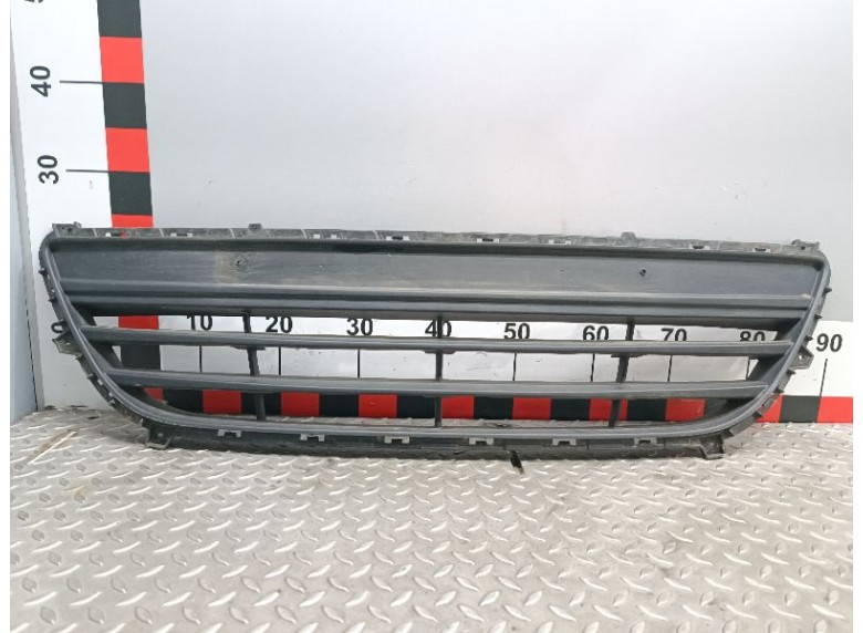 Заглушка (решетка) в бампер передний к Hyundai i20