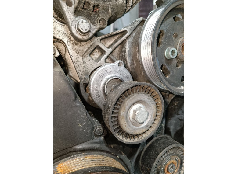 Натяжитель ремня генератора к Audi A4, 2002г.