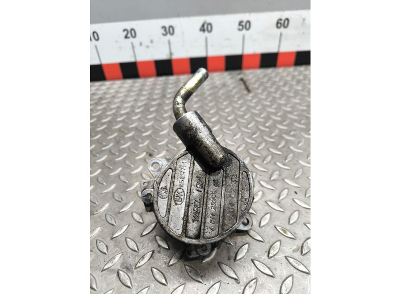 Насос вакуумный к Mercedes C W203, 2001г.