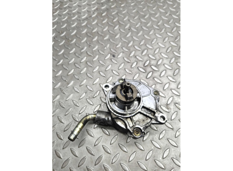 Насос вакуумный к Mercedes C W203, 2001г.