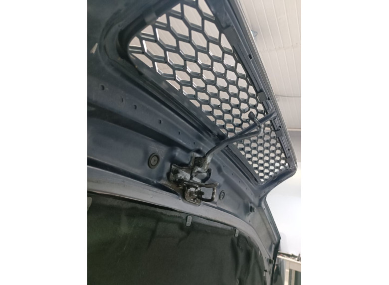 Решетка капота к Audi A4, 2003г.