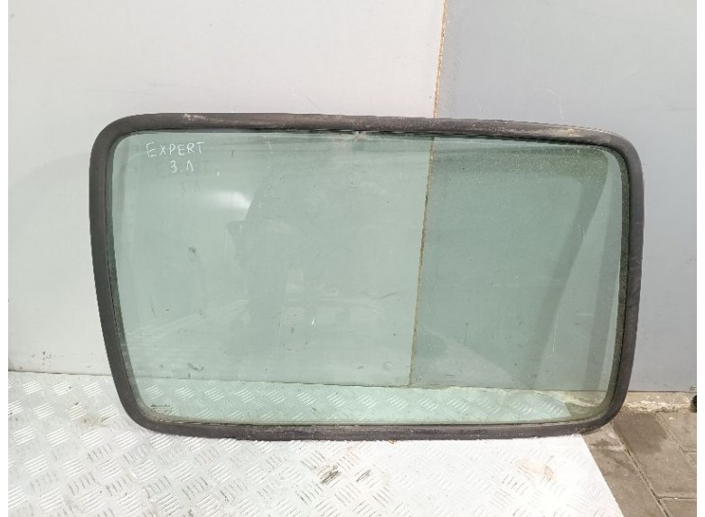 Стекло кузовное боковое левое к Peugeot Expert