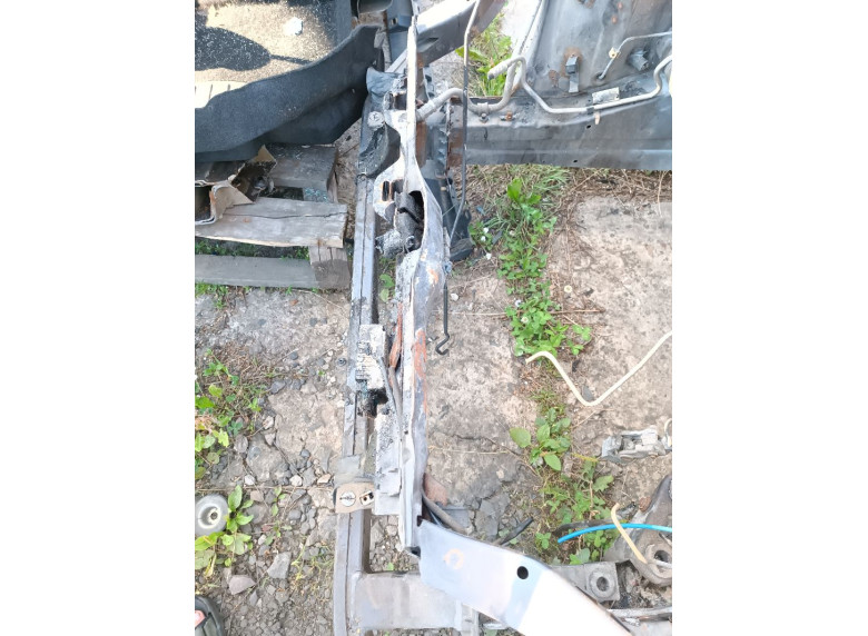 Передняя панель крепления облицовки (телевизор) к Mercedes A W168, 2001г.