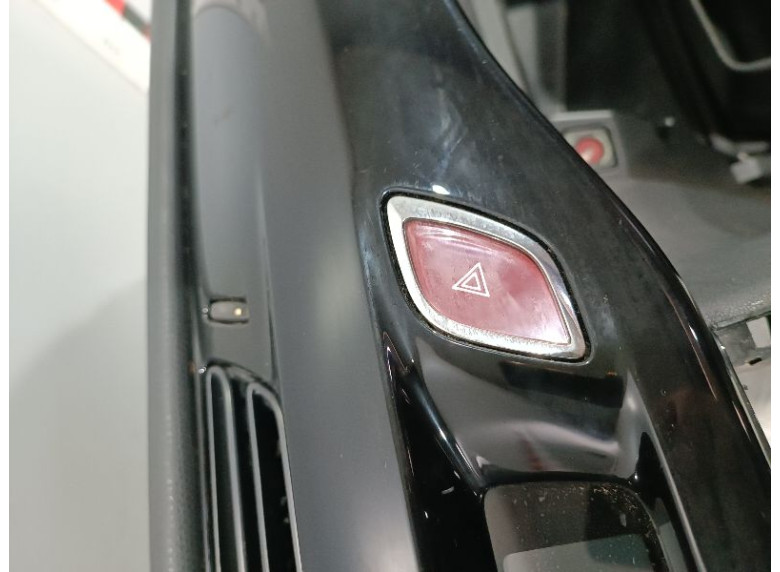 Кнопка аварийной сигнализации к Citroen DS3, 2011г.