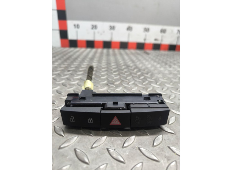 Кнопка аварийной сигнализации к Opel Astra, 2011г.