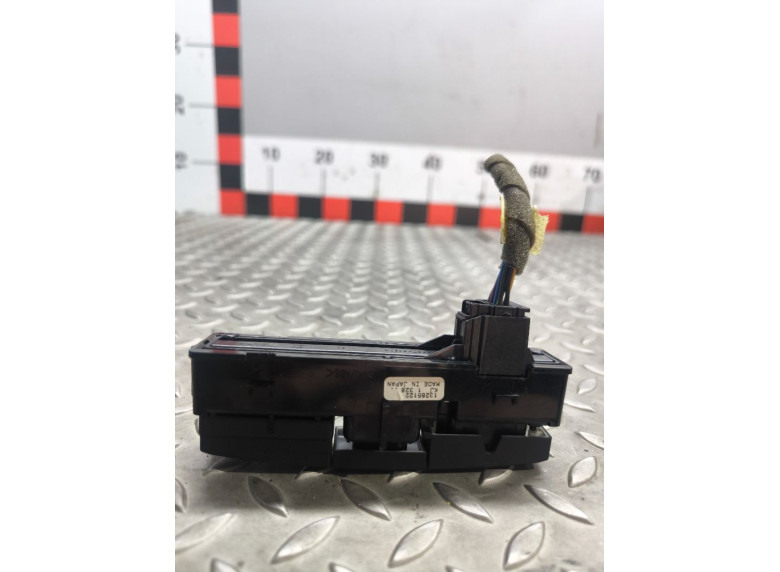 Кнопка аварийной сигнализации к Opel Astra, 2011г.