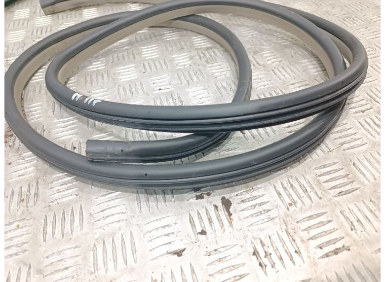 Уплотнитель двери передней правой к Chevrolet Aveo, 2009г.