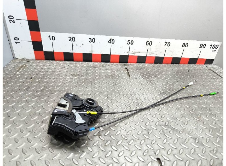 Замок двери передней левой к Toyota Yaris
