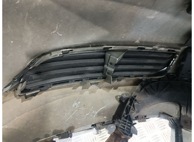 Заглушка (решетка) в бампер передний к Opel Insignia, 2009г.