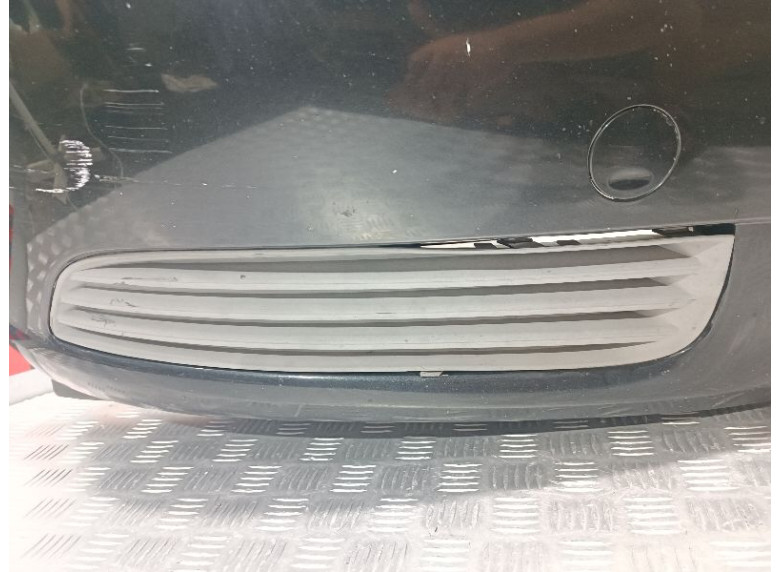 Заглушка (решетка) в бампер передний к Opel Insignia, 2009г.