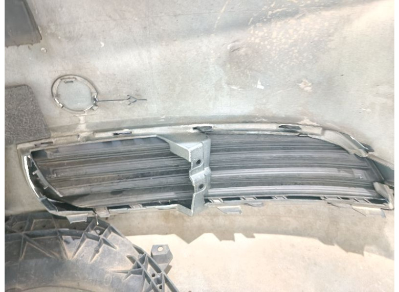 Заглушка (решетка) в бампер передний к Opel Insignia, 2009г.