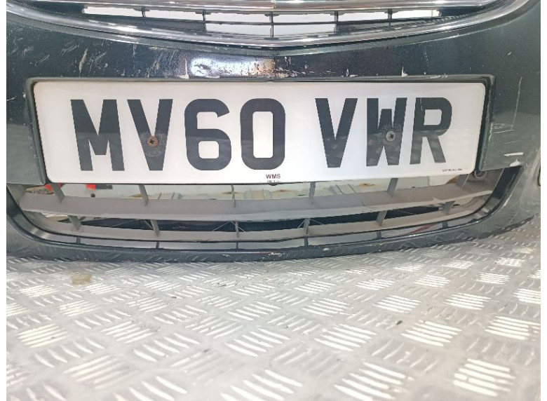 Заглушка (решетка) в бампер передний к Opel Insignia, 2009г.