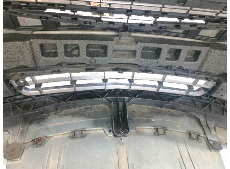 Заглушка (решетка) в бампер передний к Opel Insignia, 2009г.