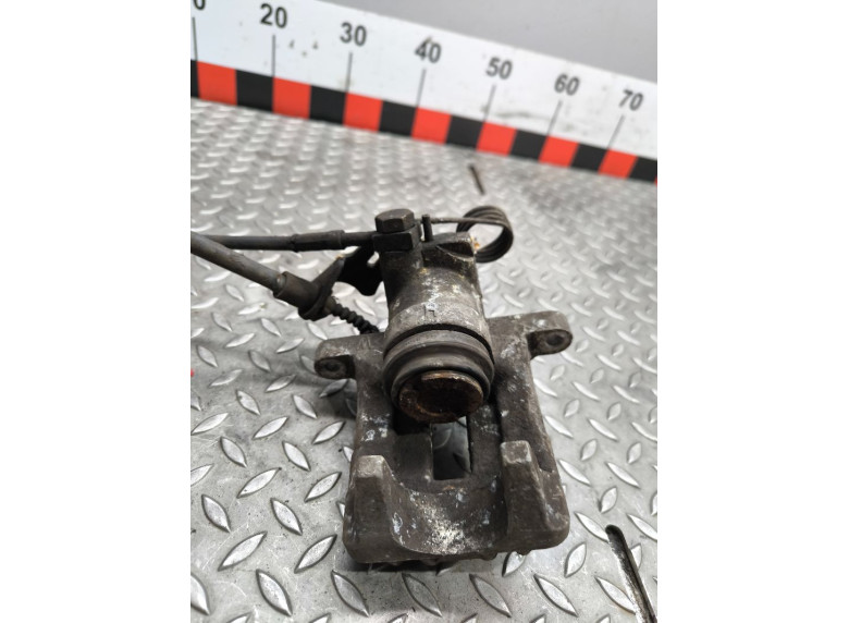 Суппорт задний правый к Volkswagen Passat, 2000г.