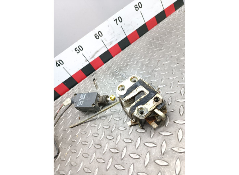 Замок двери передней правой к Mazda 323F, 1991г.