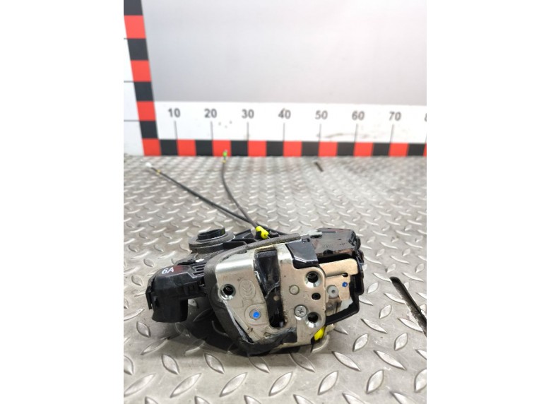 Замок двери передней левой к Toyota Yaris