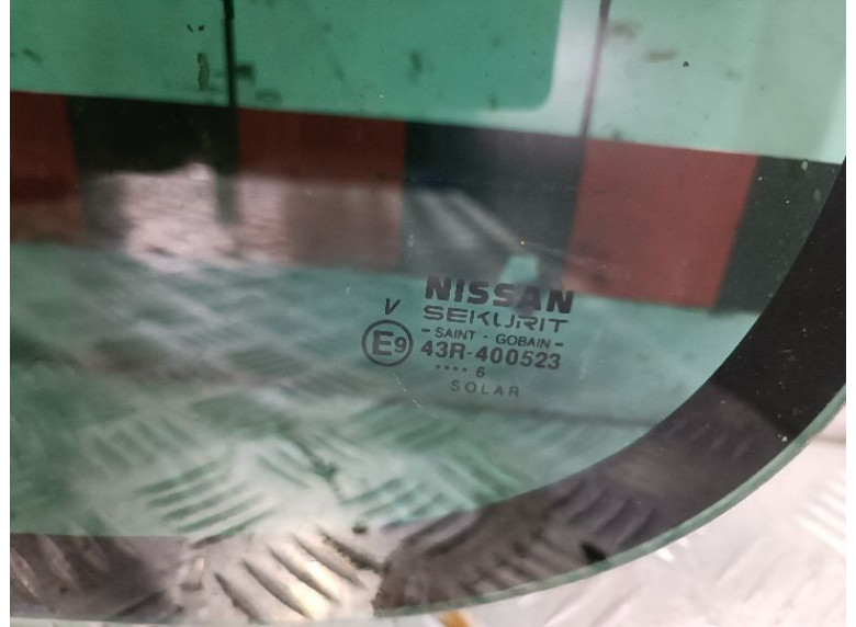 Стекло кузовное боковое левое к Nissan Serena, 1999г.
