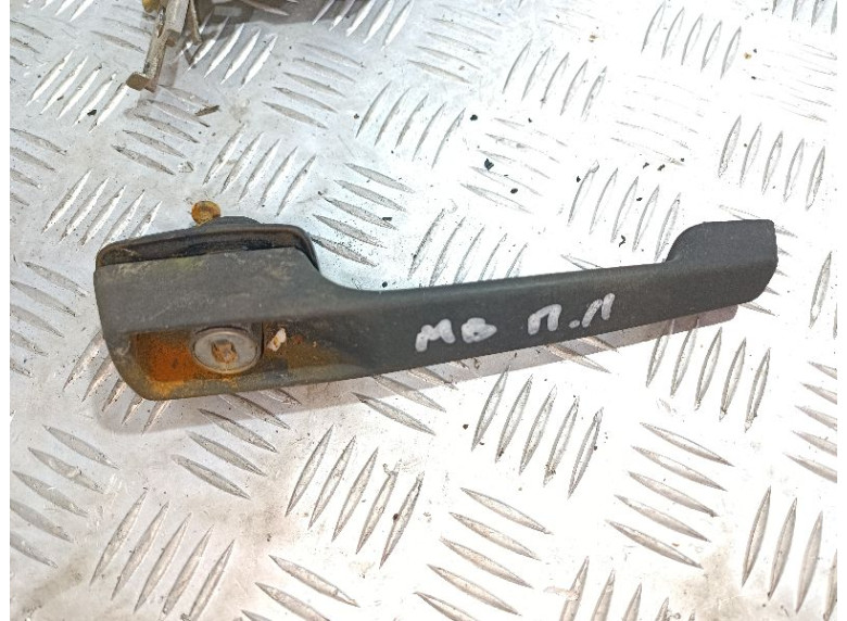 Ручка наружная передняя левая к Mercedes 100, 1990г.