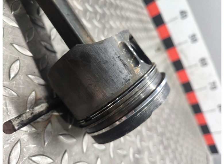 Поршень к Mercedes ML W163, 2002г.