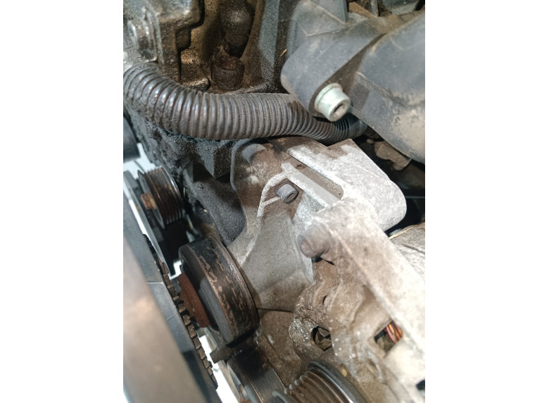 Кронштейн генератора к Volkswagen Passat, 2000г.