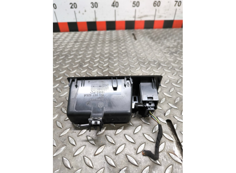 Кнопка аварийной сигнализации к Volkswagen Transporter, 2011г.