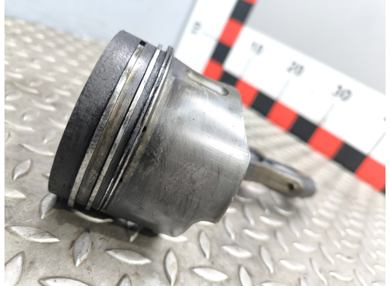 Поршень к Mercedes C W203, 2004г.