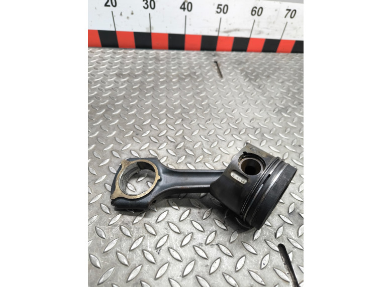 Поршень к Mercedes C W203, 2004г.