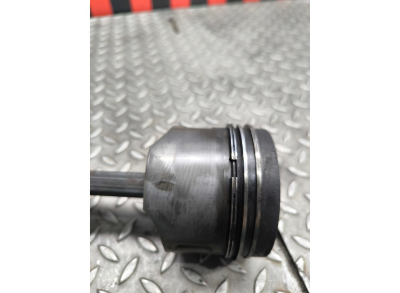 Поршень к Mercedes C W203, 2004г.