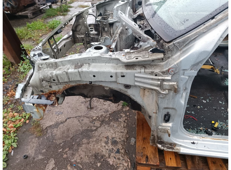 Четверть передняя левая к Renault Symbol, 2004г.