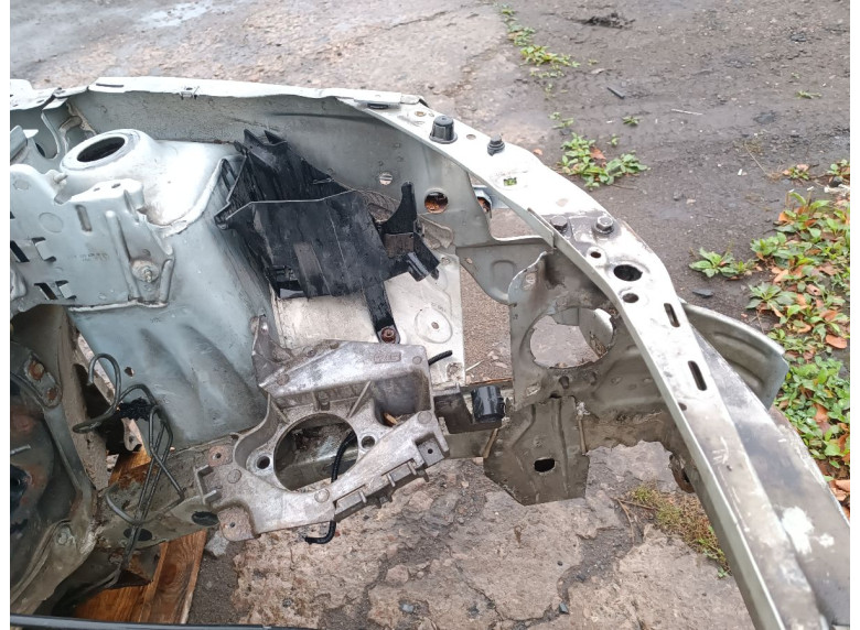 Четверть передняя левая к Renault Symbol, 2004г.