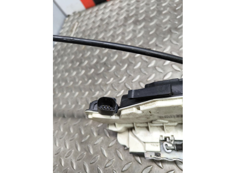 Замок двери передней правой к Seat Ibiza, 2011г.