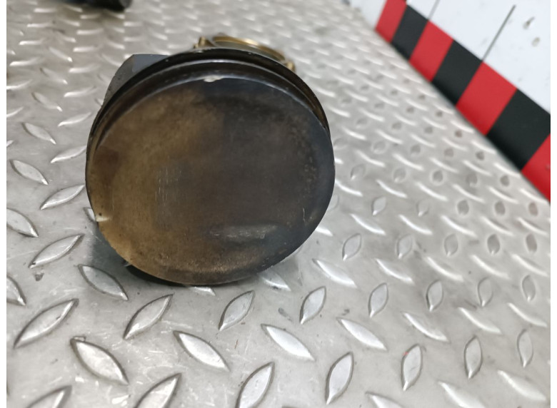 Поршень к Volkswagen Passat, 1999г.