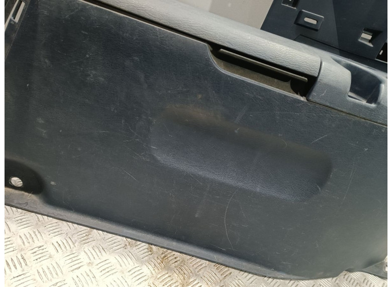 Обшивка багажника к Chrysler Voyager, 2002г.