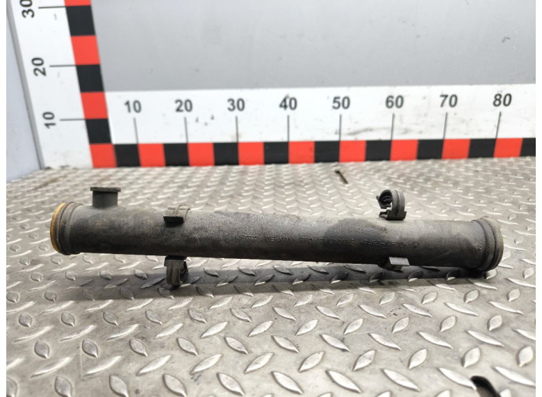 Трубка охлаждающей жидкости пластиковая к Volkswagen Passat, 1995г.