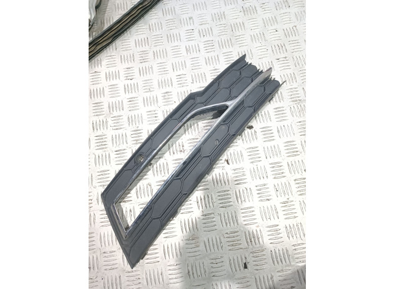 Заглушка (решетка) в бампер передний к Skoda Octavia