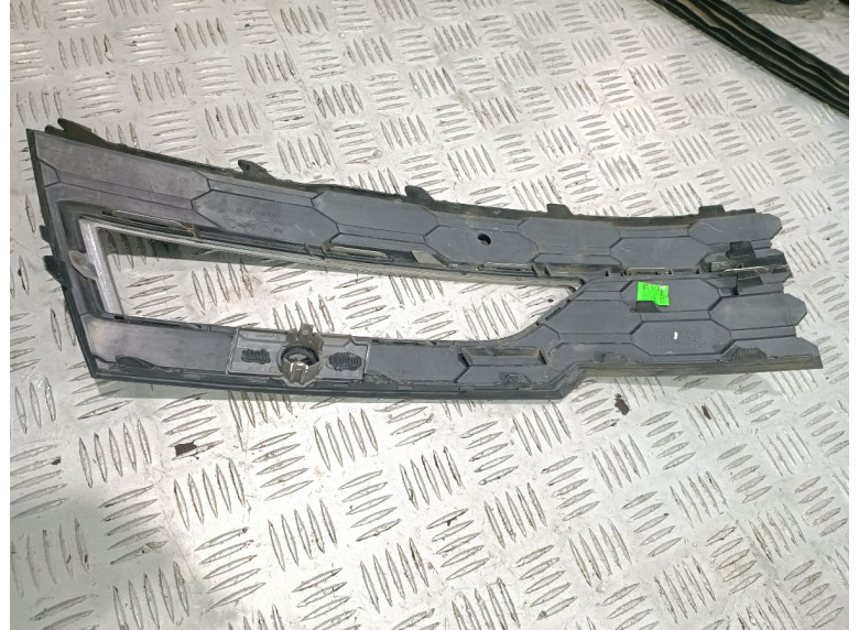 Заглушка (решетка) в бампер передний к Заглушка (решетка) в бампер передний к Skoda Octavia undefined г. Octavia